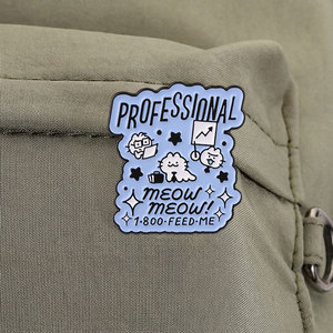 Spilla in smalto professionale a forma di gatto da ufficio, con cornice ondulata azzurra, slogan 'Business Kitty <span class=keywords><strong>Meow</strong></span> Feed Me', per decorazione zaino - Product Image 4