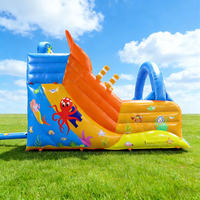 Toboggan gonflable commercial avec escalier, équipement de jeu extérieur coloré, adapté aux jardins, aux fêtes et aux divertissements