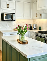 Armoires de cuisine sur mesure, armoires blanches, îlot de cuisine vert avec plan de travail en quartz pour maison résidentielle