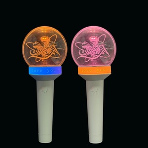 Bâton lumineux changeant de couleur, contrôlable par application, pour concerts et événements musicaux - Product Image 1