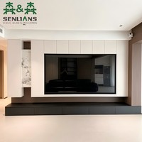 Meuble TV mural moderne, armoires blanches et accent en dalle de pierre, rangement bas anthracite avec étagères ouvertes sur le côté