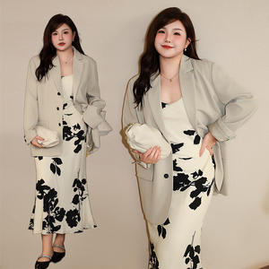 Conjunto de Traje para Mujer Talla Grande Runqi, Blazer Beige Champán con Vestido Floral, Cuello en V, Corte Holgado, Estilo Casual N8558 - Product Image 1