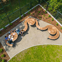 Table d'extérieur modulaire en arc segmenté, aménagement flexible, plateau en bois naturel, structure en acier thermolaqué, mobilier public de rue