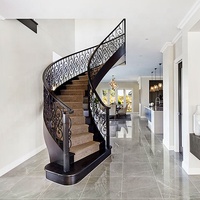 Escalier incurvé moderne en verre et bois, design d'escalier