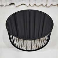 Ensemble de tables basses rondes en verre noir avec structure en fil métallique noir