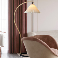 Lampe sur pied LED de style américain simple pour salon, design plissé, matériaux en bois et tissu, à commande au pied, intensité réglable, lampe de luxe pour chambre à coucher