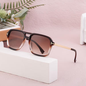 Gafas de sol cuadradas de estilo europeo hechas a medida para mujer, lentes de PC negras, protección UV400, diseño de moda de Instagram - Product Image 5