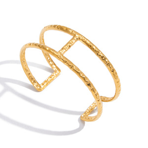 Bracelet ouvert double couche plaqué or 18 carats, design géométrique martelé, bijoux unisexe - Product Image 5