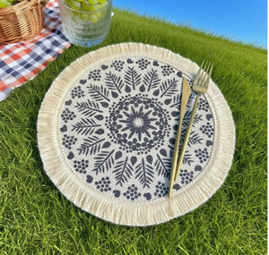 Vente en gros Napperon à franges en coton pompon crème rond moderne pour les festivals, les mariages, les réunions de famille et les dîners officiels - Product Image 1