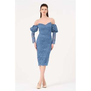 Elegante Vestido de Noche Negro Hecho a Mano con Hombros Descubiertos, Encaje y Corte Ajustado a la Cintura Natural - Product Image 4