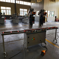 Machine à visser les fenêtres avec décharge rapide des clous et pour différents profilés, fiable pour la fixation des revêtements PVC/acier