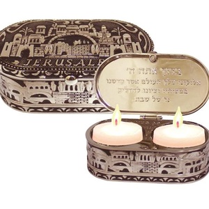 Chandelles de voyage compactes en argent Judaica dans une boîte ovale nickelée avec motif de Jérusalem - Product Image 5