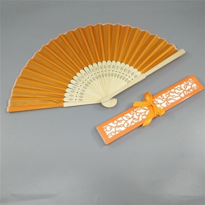 Elegante Ventaglio da Sposa Femminile 21CM con Manico in Bambù, Stampa su Seta Bianca, Design a Scatola Cava per Feste Nuziali - Product Image 5