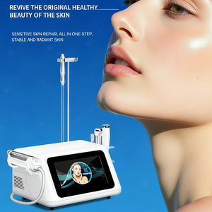 Le tout nouveau dispositif apaisant le plus vendu est un véritable sauveur pour les peaux sensibles, soulageant les rougeurs du visage et les capillaires cassés. - Product Image 2