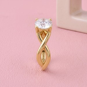 Bague de fiançailles solitaire en diamant rond avec bande élégante de créateur pour la mariée moderne, bijoux fins - Product Image 2