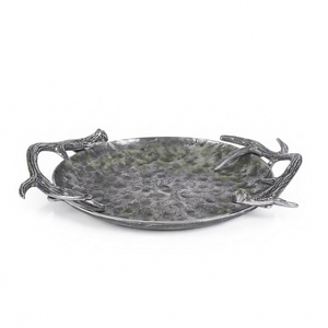 Plateau rond en argent martelé avec poignées en bois de cerf – Plateau de service rustique en métal pour la présentation de viandes et de charcuteries - Product Image 1