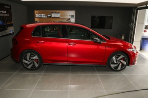 Nouvelle voiture 2025 Volkswagen <span class=keywords><strong>Golf</strong></span> <span class=keywords><strong>GTI</strong></span> 380TSI DSG, berline compacte sportive avec moteur <span class=keywords><strong>2</strong></span>.0T de 162 kW, accélération de 0 à 100 km/h en 6,9 s - Product Image 4
