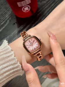 Reloj de Pulsera para Mujer CILOA Retro Sugar Square, Esfera Degradada Marrón Caramelo, Cadena Metálica, Elegante Reloj de Cuarzo para el Día a Día - Product Image 2
