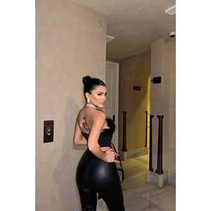 Top court sans bretelles avec détail plumes noires, robes de soirée élégantes - Product Image 3