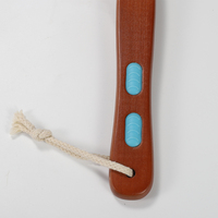 Éponge de douche double face en poils de sanglier et nylon, en bois de lotus peint châtain, avec deux inserts antidérapants bleus et corde de suspension