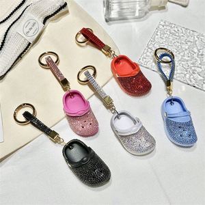 Llavero de aleación de zinc con mini diamantes de imitación de dibujos animados, colgante de zapatilla personalizado y a la moda - Product Image 1