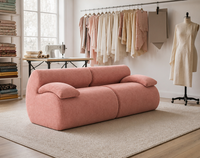 Canapé 2 places en chenille rose poudré, ergonomique segmenté, avec accoudoirs larges et rembourrés, design tubulaire courbé et élégant, imperméable et compressé