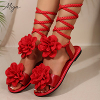 Sandales plates romaines sexy pour femmes, été 2026, rouges, à fleurs 3D, semelle plate en PU, à plusieurs couches de lanières, à lacets, bout ouvert