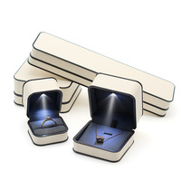 Boîte à bijoux personnalisée en PU Boîte à bijoux cadeau avec lumière LED et mode simple à regarder boîte à bijoux bague/boucle d'oreille/collier pouvant être apportée