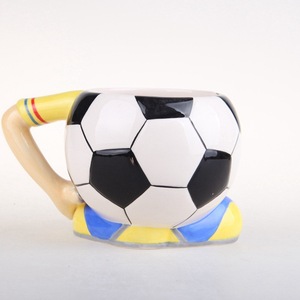 <span class=keywords><strong>Tasse</strong></span> de football de dessin animé 3D <span class=keywords><strong>personnalisable</strong></span> <span class=keywords><strong>tasse</strong></span> à café en céramique de conception unique avec pieds de poignée de bras <span class=keywords><strong>tasse</strong></span> d'eau lavable au lave-vaisselle mignonne - Product Image 4