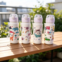 Bouteilles d'eau en plastique multicolores imprimées avec des dessins animés amusants et mignons, équipées d'une paille et d'une corde portable pour les sorties