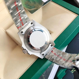 Reloj de cuarzo para hombre con esfera plateada, caja metálica resistente al agua, esfera con efecto rayos de sol, indicador de fecha, pantalla analógica, tres subesferas - Product Image 4