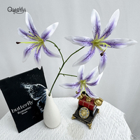 Künstlicher Gloriosa-Lilienzweig mit 3 Köpfen, Realistische Kunstblumen, 68cm Flammenlilien-Strauß für Bouquets und Tischdekoration QYYN-1381