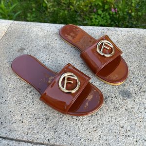 Sandalias Planas de Mujer con una Sola Tira, de Cuero Patentado Brillante, con Hebilla Metálica con el Logotipo F, Cómodas para Uso Diario y Casual al Aire Libre - Product Image 2