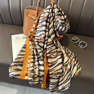 Nouveauté été : Grands foulards en satin de soie imprimés fleuris, châles et <span class=keywords><strong>étole</strong></span>s doux pour femmes, pour la plage et la protection solaire. Vivez le <span class=keywords><strong>luxe</strong></span>. - Product Image 3