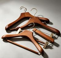 Cintre en bois de cèdre à épaules larges pour présentation en magasin de vêtements, avec logo personnalisé, cintre de luxe en bois massif avec pince lotus en hêtre pour hôtel