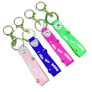 Porte-clés arc-en-ciel en cuir avec pendentif en forme de fraise