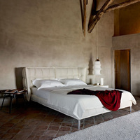 Husk Bed Lit moelleux moderne haut de gamme de 1.95m au design italien avec cadre en bois et tête de lit en cuir véritable pour la chambre principale