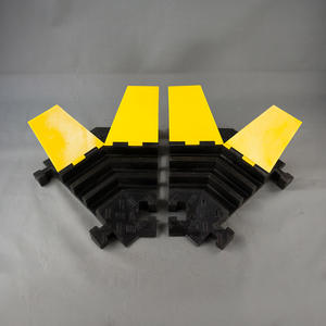 Ralentisseur de vitesse composite réfléchissant pour la circulation routière 45 °   Protecteur de câble à 3 canaux pour les angles, avec déviation gauche, droite et centrale - Product Image 2