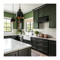 Meubles de cuisine Vermonhouzz Custom Classic vert foncé encadrés avec panneaux encastrés, style Shaker, et îlot central avec plan de travail en marbre