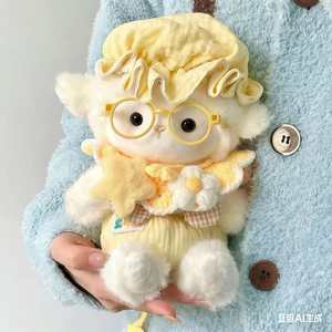Peluche di agnello Kawaii, morbido agnello in sherpa con cappellino e bavaglino, grazioso agnello di peluche soffice, ideale come regalo, vendita all'ingrosso. - Product Image 2