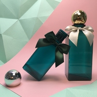 Bouteille de lotion en plastique PETG carrée personnalisée de 60 ml, 250 ml, 400 ml avec bouchon à bille doré pour l'emballage du shampoing