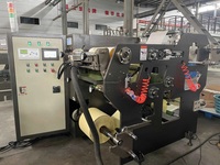 Machine automatique de laminage par application de colle à chaud pour étiquettes électroniques, avec application de colle par fente adhésive ou par barre rotative