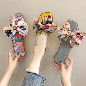 Sandalias planas de verano 2026 con lazo de cinta de color y tacón bajo para mujer, nuevas chanclas con estampado floral, venta al por mayor - Product Image 2
