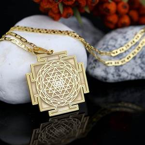 Collana con Ciondolo Mandala in Acciaio Inossidabile Placcato Oro Lucido per Donne e Unisex, Gioiello Alla Moda e Gioioso - Product Image 1