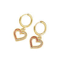 Anting-anting baja tahan karat dengan liontin berbentuk hati berongga yang dihiasi zircon, menampilkan kepribadian yang unik.