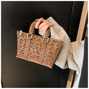 Hot selling <b>sweet</b> and cool leopard print luxury women's handbag with zipper and spacious women's crossbody <b>bag</b> - Product Image 2