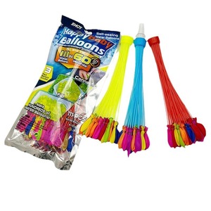 Bambini che si divertono nel festival di Songkran riempiendo rapidamente bombe d'<span class=keywords><strong>acqua</strong></span> - Product Image 3