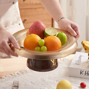 Assiette à fruits en plastique ambré Yilan Home, design rayé rond, pour la présentation de collations lors de fêtes - Product Image 3