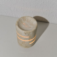 Lampe de table cylindrique en travertin naturel sculptée à la main, logo personnalisé OEM pour villa, hôtel, majlis, chambre, décoration d'ambiance à domicile