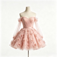 Robe de bal mini romantique rose poudré à épaules dénudées, corsage plissé en V, manches longues en tulle transparent, ornée de fleurs 3D, style vintage